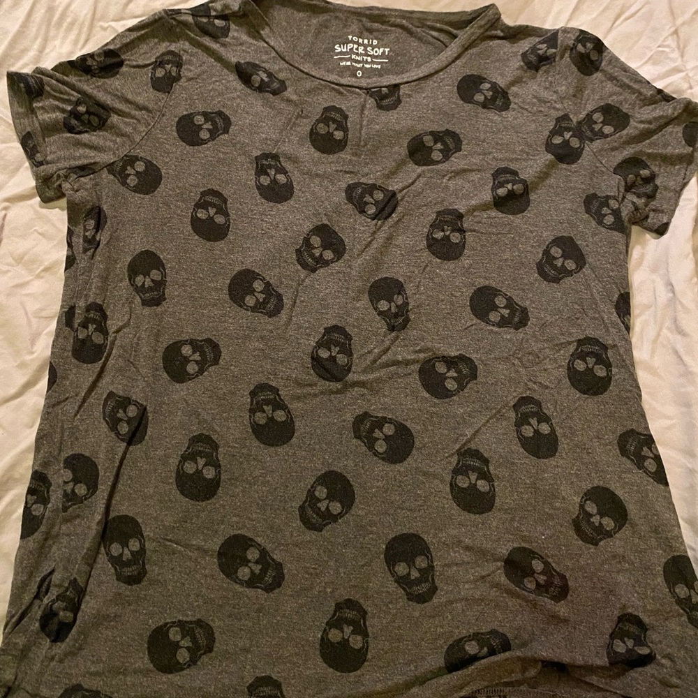 Torrid gray skull T-shirt in size 0